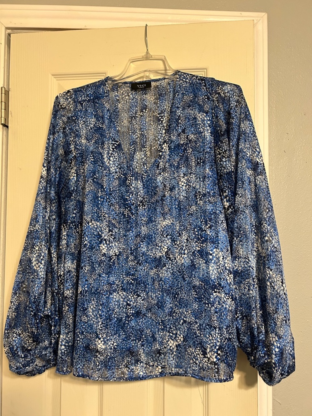 🐺 Vici blue white black metallic blouse